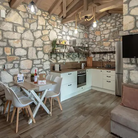 White Stone Dimitra And Eleni فيلة *