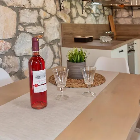 White Stone Dimitra And Eleni Willa *