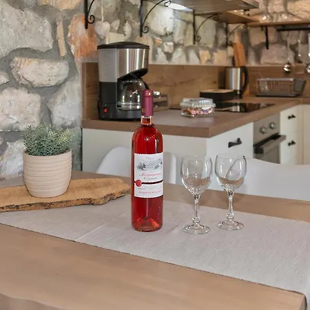 White Stone Dimitra And Eleni Willa *